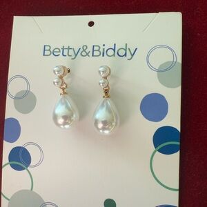 Betty & Biddy Pearl Drop Earrings (NWT) Perfect bridal earrings